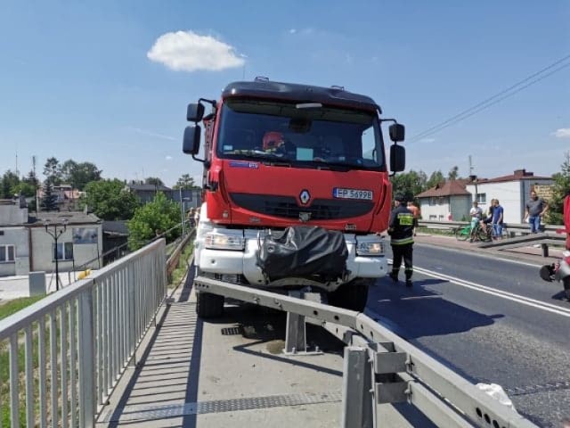 Wypadek w Jaksonku i kolizja wozu strażackiego na moście w Sulejowie na dk12