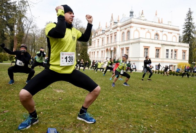 W sobotę, 13 kwietnia, z parku pałacowego przy Młodzieżowym Ośrodku Socjoterapii w Przytoku pod Zieloną Górą wystartował XVII Półmaraton Przytok. W biegu na dystansie 21,095 km wzięło udział niespełna 200 uczestników. Trasa biegu była wymagająca i prowadziła przez miejscowości Droszków, Czarna, Zabór, Łaz z metą w Przytoku. 




Wśród mężczyzn najlepszy był Łukasz Hryciuk, który dystans pokonał w czasie 1:12:55. Natomiast wśród kobiet zwyciężyła Lucyna Poznańska z czasem 1:36:50. Bieg ukończyło 162 zawodników. 

Uzyskane wyniki zaliczane są do „Korony Przytoku”. O zdobyciu Korony decydować będzie suma miejsc zajętych w biegu i w rozgrywanym w niedzielę szosowym wyścigu kolarskim Piekło Przytoku.

ZOBACZ TAKŻE ZDJĘCIA Z TRASY

ZOBACZ ZDJĘCIA Z  METY

