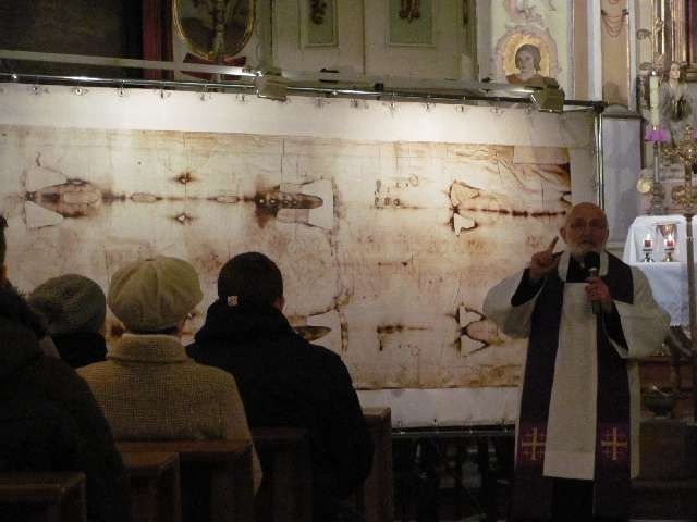 Do kościoła w Przybynowie przybyła replika Całunu Turyńskiego