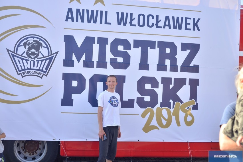 Koszykarze Anwilu mistrzowie Polski 2018 objechali Włocławek piętrusem [dużo zdjęć, wideo]