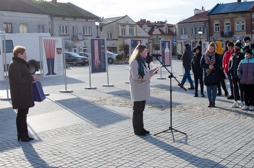 Polscy Amerykanie/Amerykańscy Polacy. Historyczna wystawa na rynku w Pilźnie