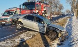 Wypadek na DK 42 między Radomskiem a Kodrębem. Samochód dachował koło miejscowości Zakrzew