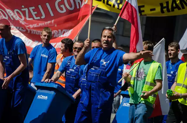 Protest przed Sejmem. Manifestacja pracowników firm zajmujących się gospodarką odpadami [ZDJĘCIA]