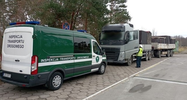 Ciężarówka przewożąca szamba betonowe była przeładowana. Zespół pojazdów zatrzymał patrol kujawsko-pomorskiej Inspekcji Transportu Drogowego na terenie Włocławka.