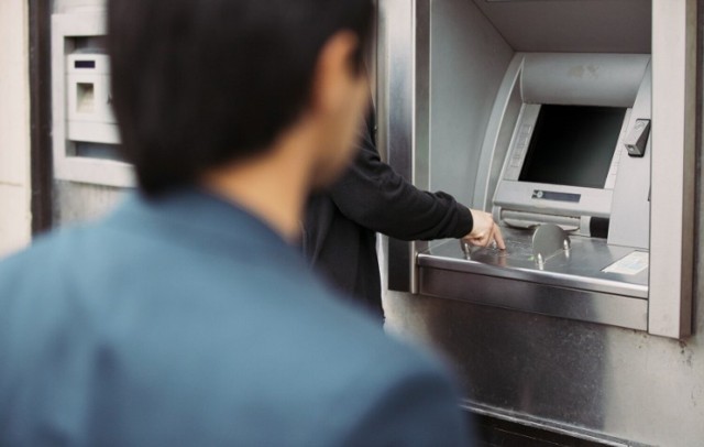 W przypadku niektórych banków trzeba zapłacić nawet 10 złotych za wypłatę gotówki z bankomatu.