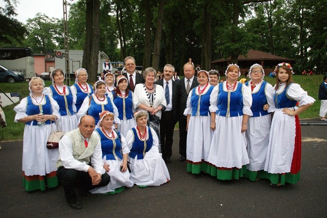 Wspólny komunikat samorządowców ukazał się podczas festiwalu Świat pod Kyczerą w Rudnej. Na zdj. w otoczeniu zespołu folklorystycznego (od lewej) Andrzej Holdenmajer, Irena Rogowska, Jerzy Starzyński, dyrektor festiwalu i Władysław Bigus.