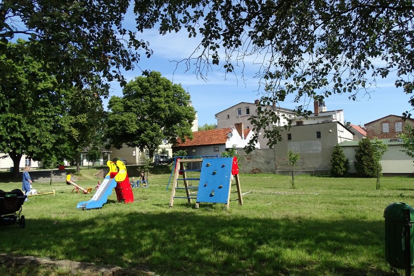 WSCHOWA. Place zabaw czekają na dzieci, są już otwarte, trawa wykoszona, pogoda zapewniona [ZDJĘCIA]