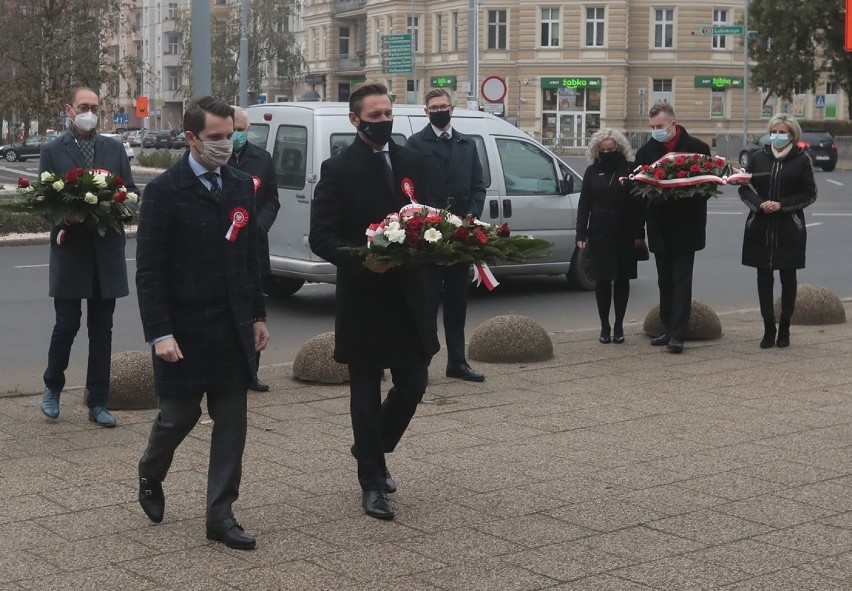Święto Niepodległości w Szczecinie. Kwiaty pod pomnikiem marszałka. Zobacz zdjęcia