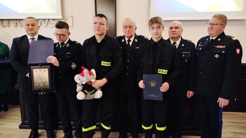 Piotrkowscy strażacy podsumowali miniony rok. Otrzymali nagrody i wyróżnienia m.in. za akcje ratownicze ZDJĘCIA