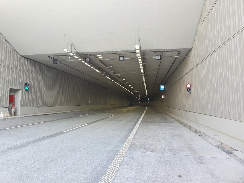 S2. Zakończono prace drogowe w tunelu POW. Trwają testy i odbiory. ''W najbliższych tygodniach udostępnimy tunel kierowcom''