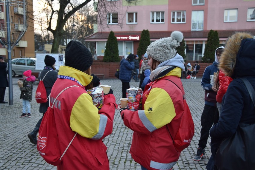 Wielka Orkiestra Świątecznej Pomocy gra na Rynku Staromiejskim w Stargardzie 