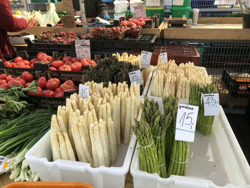 Oto przykładowe ceny warzyw i owoców na rynku Jeżyckim:...