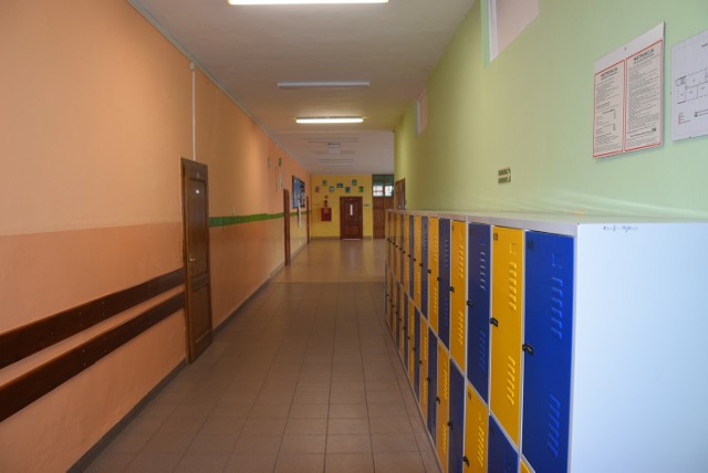 Nowe przedszkole powstanie na parterze ZS w Krzywiniu, na zdjęciu korytarz na parterze.