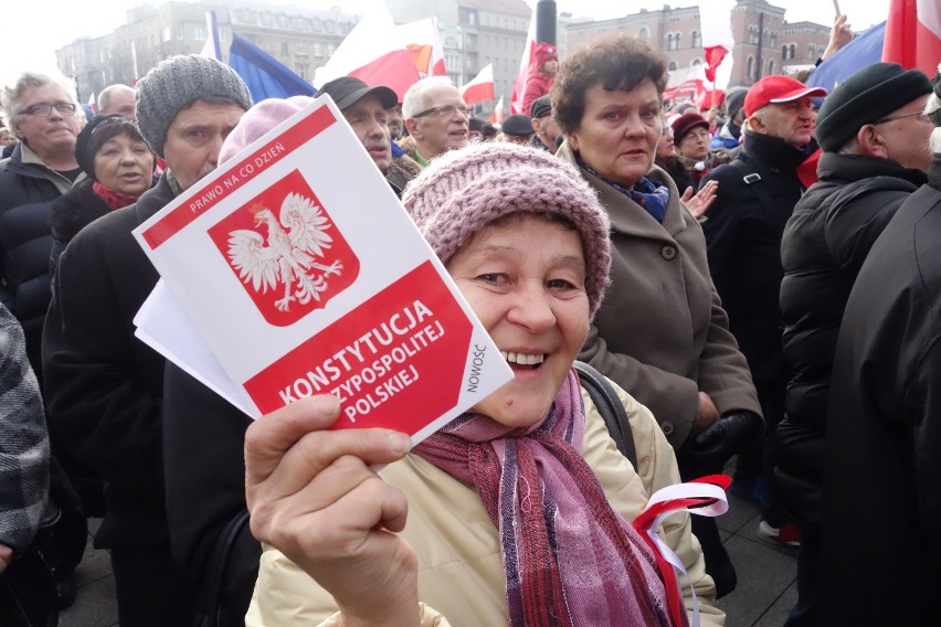 Manifestacja zwolenników KOD w Łodzi