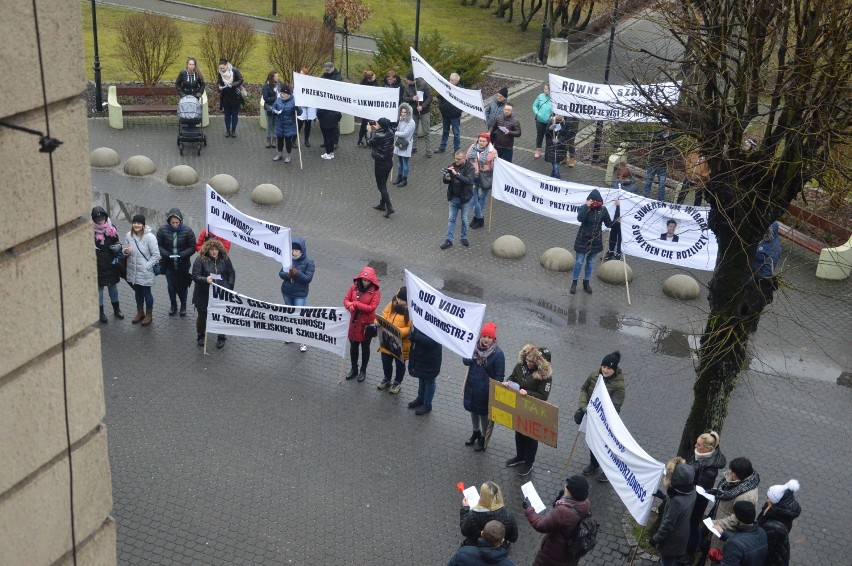 Protest rodziców pod ratuszem w Miastku w sprawie reorganizacji oświaty w gminie (zdjęcia,wideo)