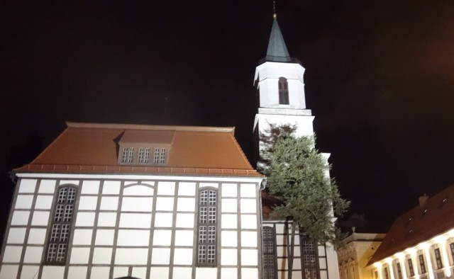 Wieczorem 25 października nastąpiły próby oświetlenia kościoła szachulcowego pw.  Matki Bożej Częstochowskiej w Zielonej Górze.