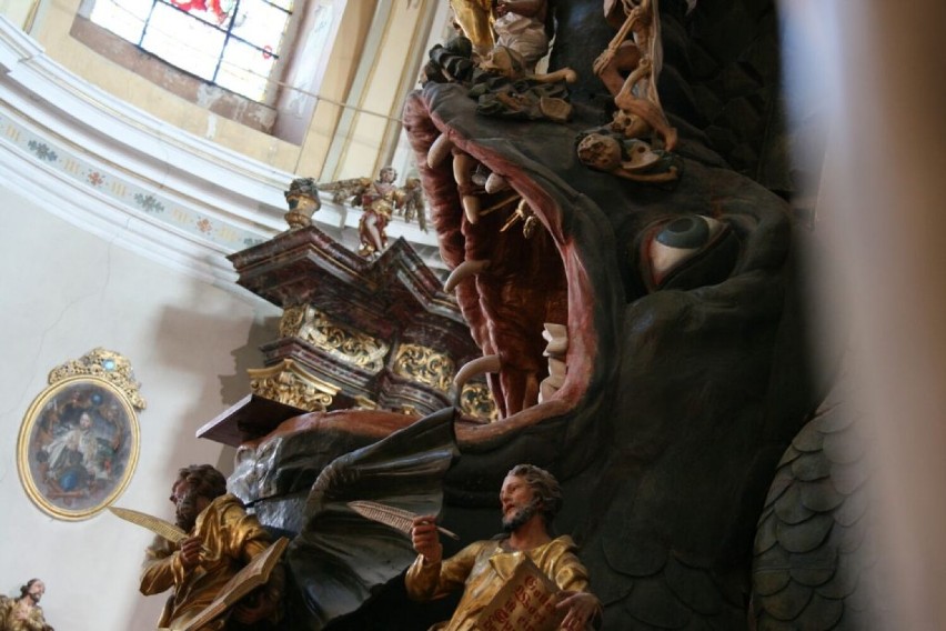 Niesamowita ambona w kształcie wieloryba w kościele pw. św....