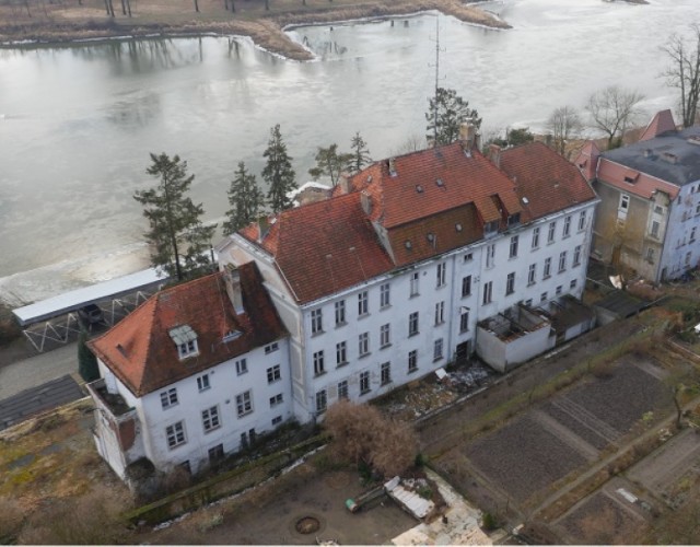 Krosno Odrzańskie, ul. Nadodrzańska 17
Nieruchomość sprzedawana w trybie przetargu ustnego nieograniczonego. Powierzchnia gruntu: 0,2945 ha, użytkowa: 2190,40 m2. Kategoria - biurowe. Przetarg odbędzie się  15 grudnia 2020r. godz. 10.00. Cena wywoławcza 1 .919 000,00 PLN. 
Nieruchomość w Krośnie Odrzańskim przy ul. Nadodrzańskiej w bezpośrednim sąsiedztwie rzeki Odry. Budynek użytkowy o pow. 2.190,4 m2 oraz kompleksem budynków i budowli o łącznej powierzchni użytkowej 233,3 m2. Teren działki jest częściowo utwardzony chodnikami. Nieruchomość jest uzbrojona w sieć wodną , kanalizacyjną, ciepłowniczą i elektryczną. Kształt działki jest nieregularny, zbliżony do prostokąta. Posiada bezpośredni dostęp do drogi publicznej.