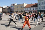 V LO w Rybniku jest Happy. Zobacz jak uczniowie tańczyli dziś na rynku 