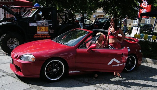 Piękne dziewczyny na targach motoryzacyjnych. Fot. Damian Leciak