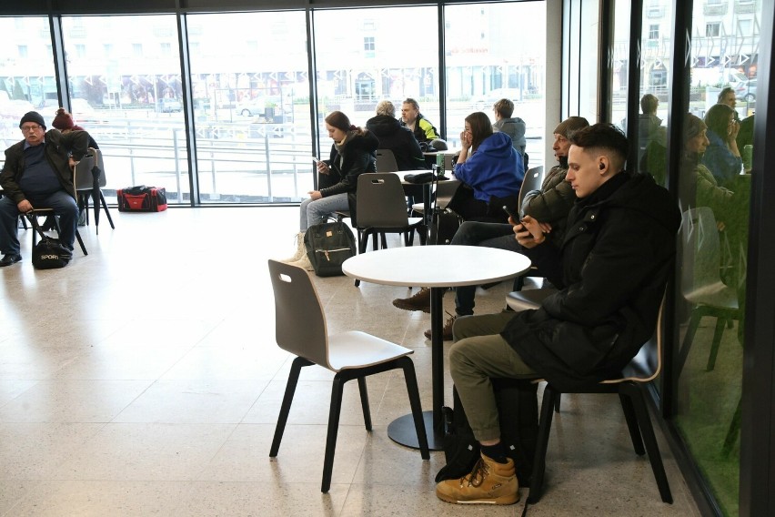 Na wyremontowanym dworcu PKP w Kielcach brakuje miejsc do siedzenia. Nie ma też sklepu czy lokalu gastronomicznego  