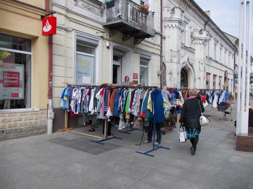 Pomocowy Szmateks na Tumskiej. Chcesz pomóc? Kupuj ciuchy!