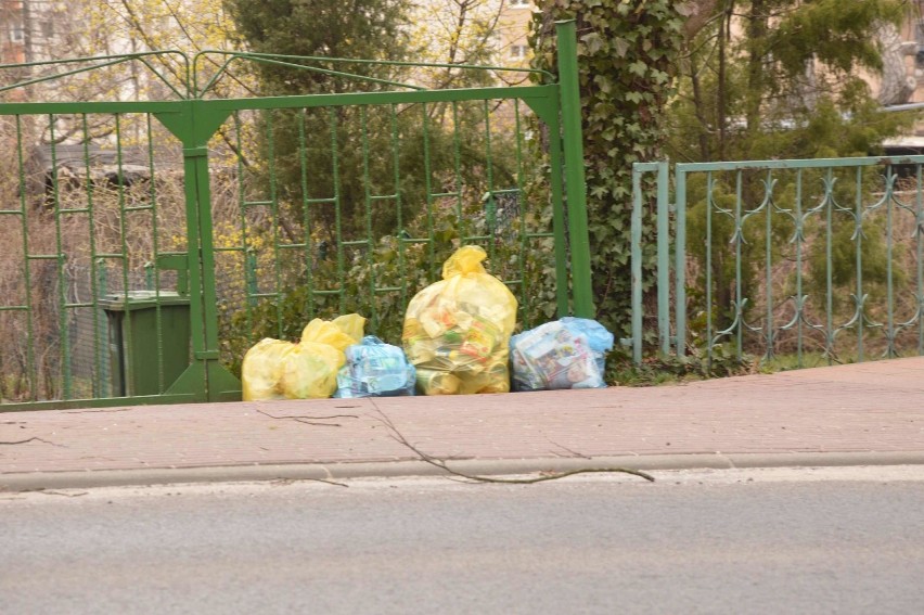 Worki ze śmieciami przy ul. Wiśniowej