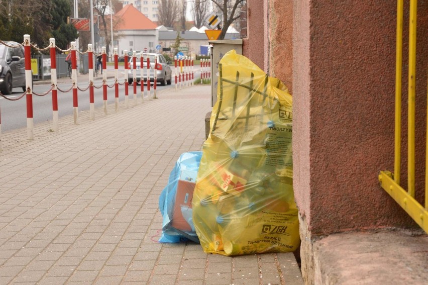 Worki ze śmieciami przy ul. Wiśniowej