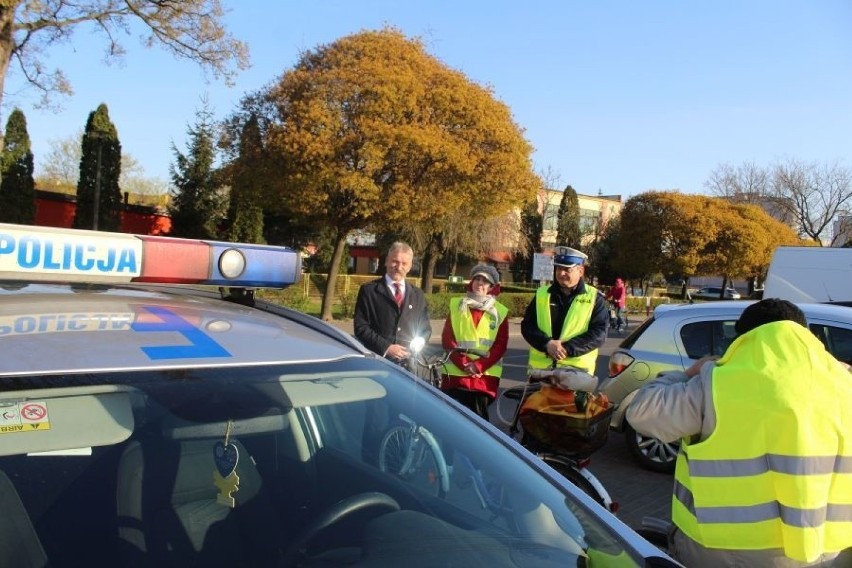 Policjanci z drogówki wraz z burmistrzem Łowicza rozdawali kamizelki odblaskowe [ZDJĘCIA]