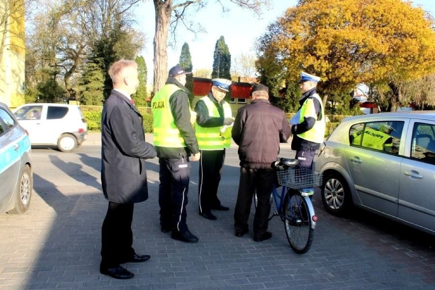 Policjanci z drogówki wraz z burmistrzem Łowicza rozdawali kamizelki odblaskowe [ZDJĘCIA]