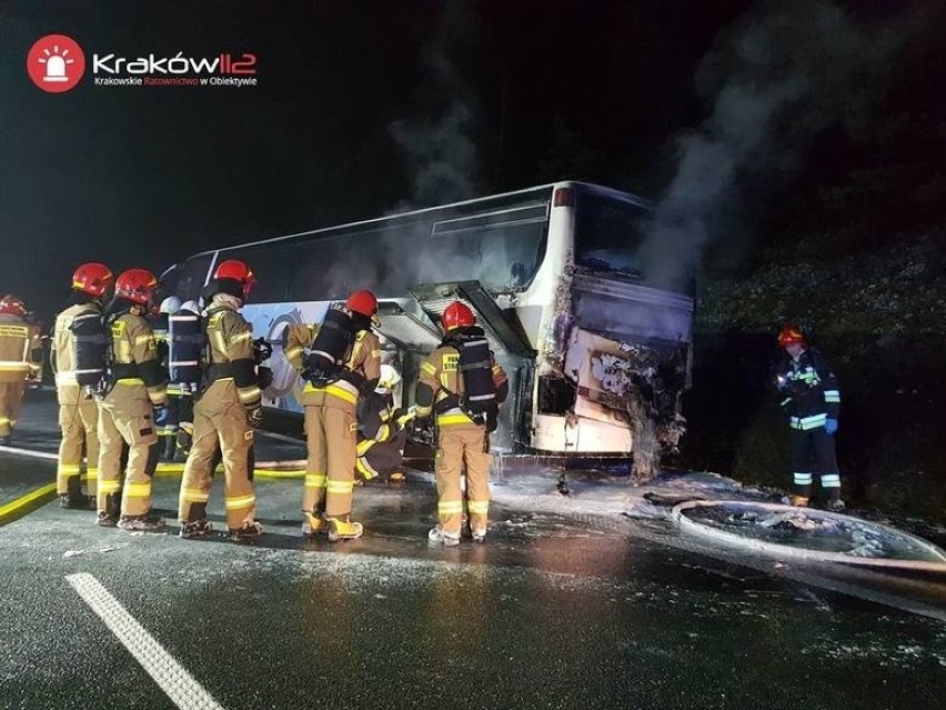 Pożar autobusu na A4. Kierowcy utworzyli wzorowy korytarz życia, strażacy dziękują [ZDJĘCIA, WIDEO]