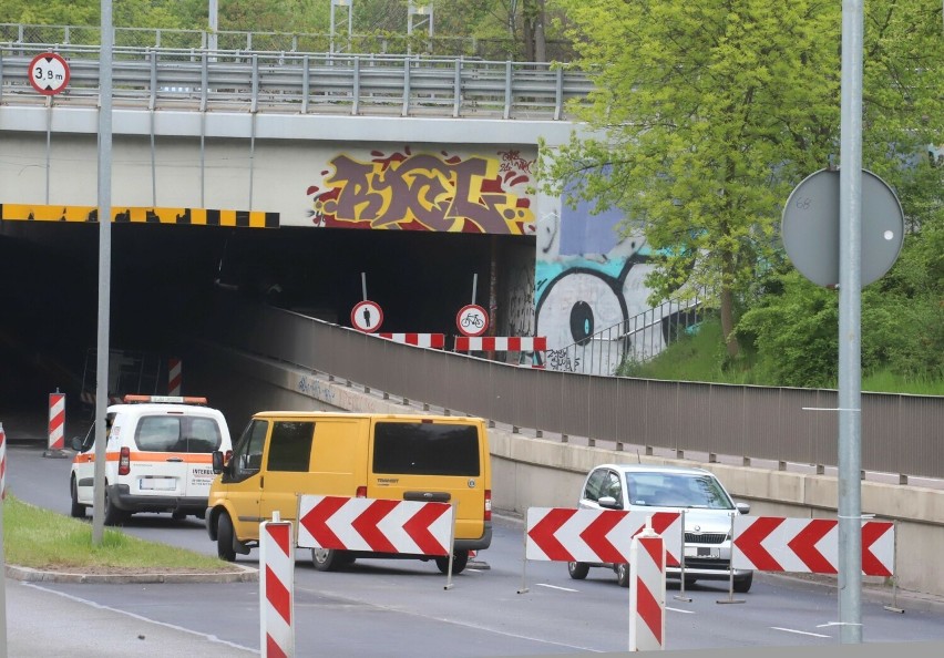Po wypadku zabezpieczają strop wiaduktu w Radomiu. Jak długo potrwają prace?
