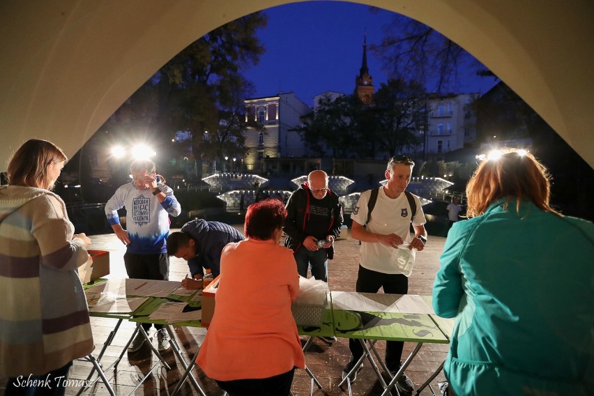 Najbardziej zakręcony bieg w Polsce. Ścigali się nocą, po zaułkach, schodach i deptakach Tarnowa [ZDJĘCIA]