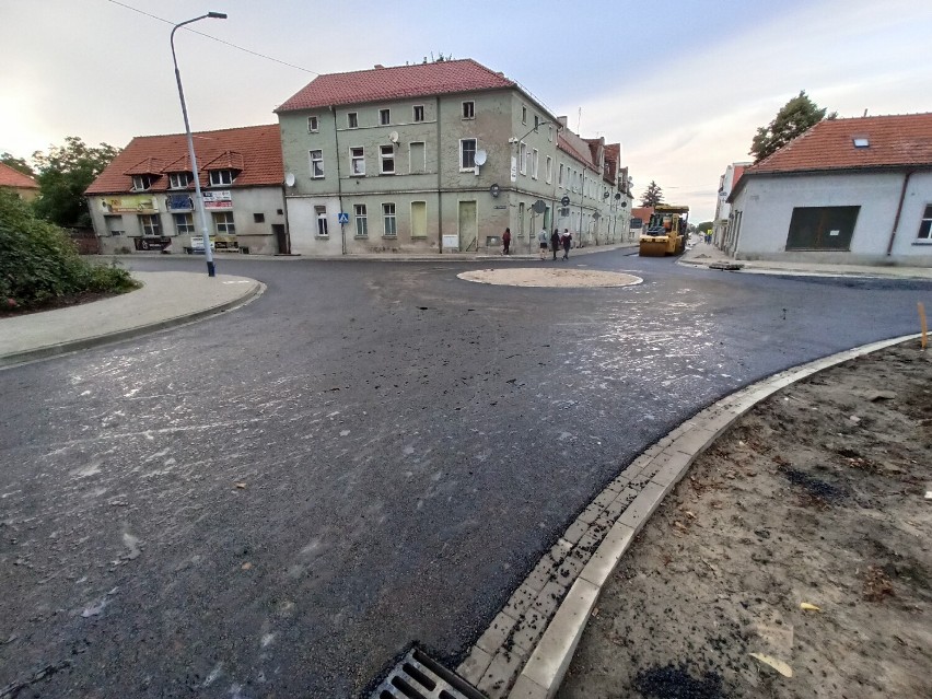 Rawicz. Rondo na skrzyżowaniu ulic Przyjemskiego i Wały Jarosława Dąbrowskiego w budowie. Jak wygląda?