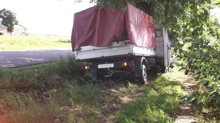 Lublinem zjechał do rowu i uderzył w drzewo [ZDJĘCIA]