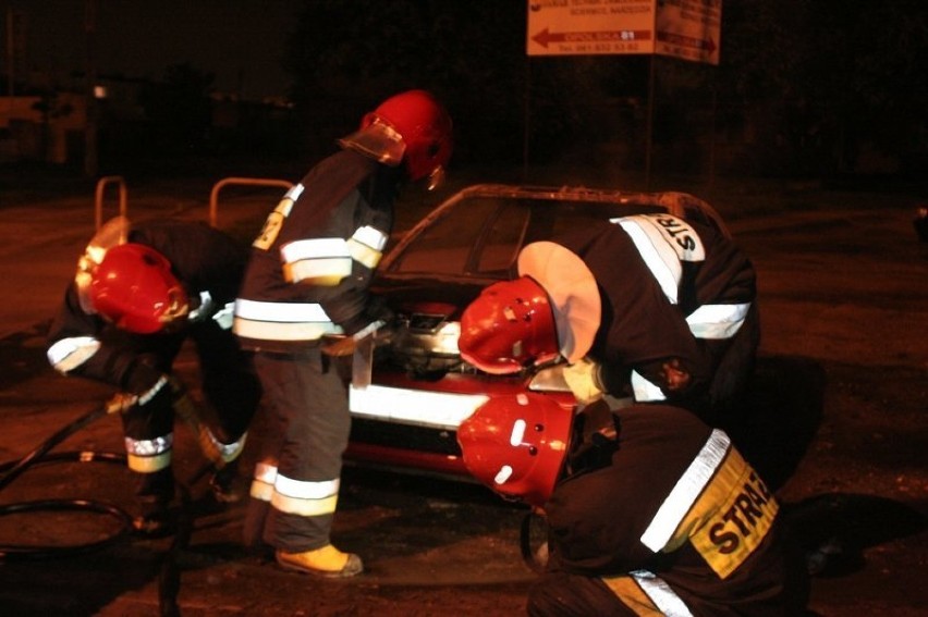 Strażacy upewniają się, czy auto zostało dobrze ugaszone....