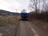 Muszyna. Pracownicy znanej firmy rozjeżdżają ścieżkę EuroVelo ciężarówkami. Wszędzie pełno błota, interweniowała policja [ZDJĘCIA] 