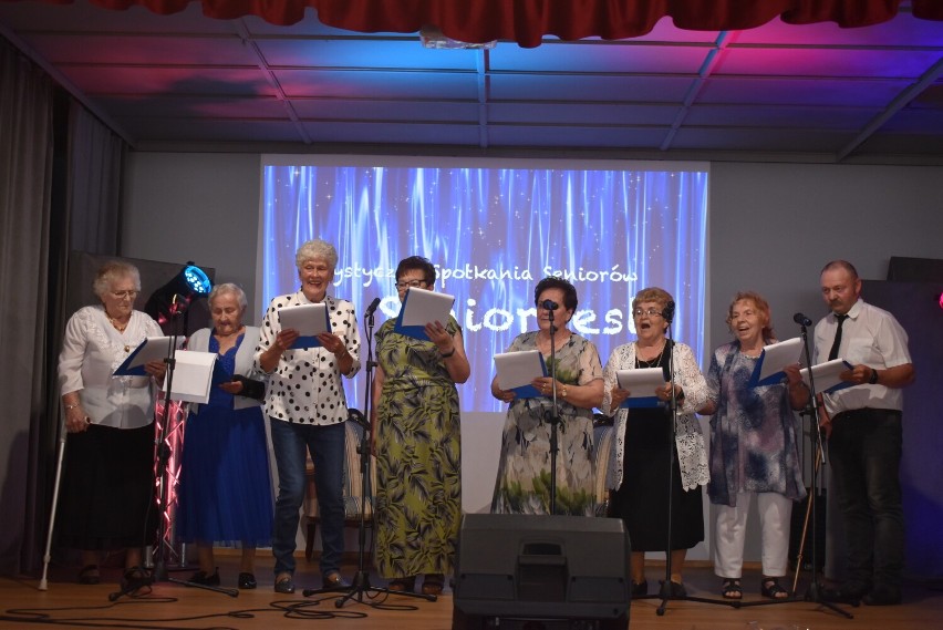 Na scenie grupa z Dziennego Domu Senior-Wigor w Sośnicy