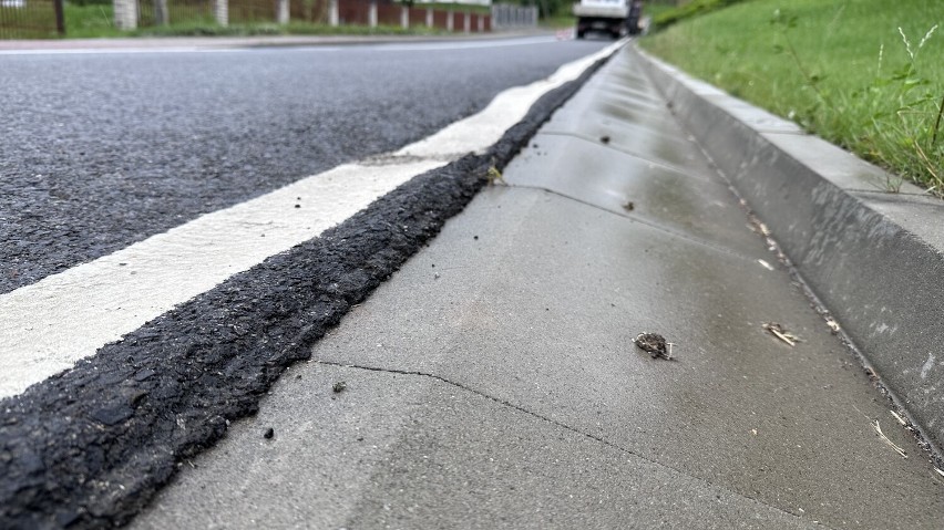 Niespełna rok po wykonaniu asfalt na drodze powiatowej w Gierczycach uległ pofalowaniu po intensywnych opadach. Co się stało?