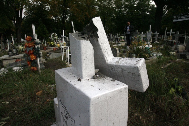 Legnica: Zdewastowali groby(ZDJĘCIA)