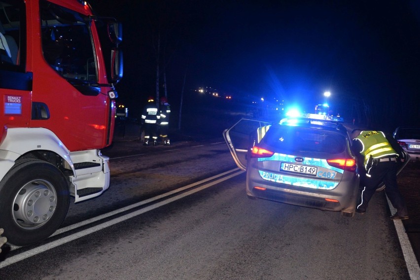 Wypadek na drodze Włocławek - Lipno. Zderzenie samochodu ciężarowego z osobówką [zdjęcia]