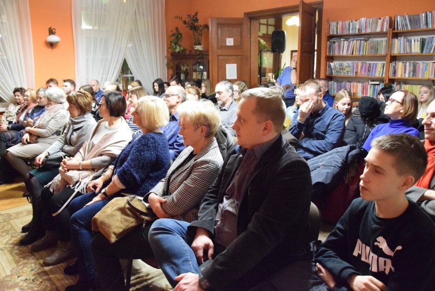 Pruszcz Gdański: Prof. Chwalba na Biesiadzie Literackiej spotkał się z miłośnikami historii w bibliotece ZDJĘCIA, WIDEO