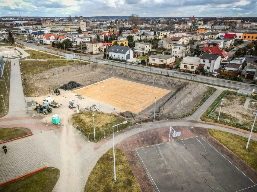 Leszno. Nowe boiska przy SP9 już widać. Mamy zdjęcia z drona pokazujące nową inwestycję z budżetu obywatelskiego 