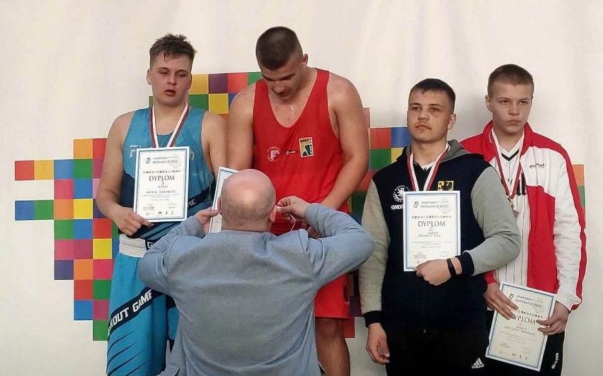 Natan Rogala ze Sportów Walki Rawicz zdobył złoty medal na Ogólnopolskiej Olimpiadzie Młodzieży w Łomży (2022) [ZDJĘCIA, FILM]