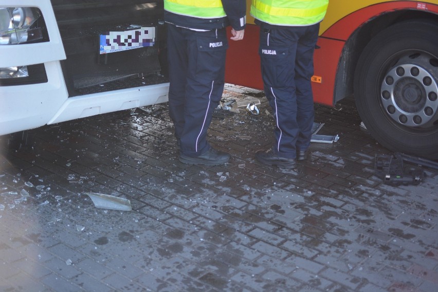Autobus komunikacji miejskiej uderzył w ciężarówkę. Cztery osoby przewieziono do szpitala [wideo, zdjęcia]