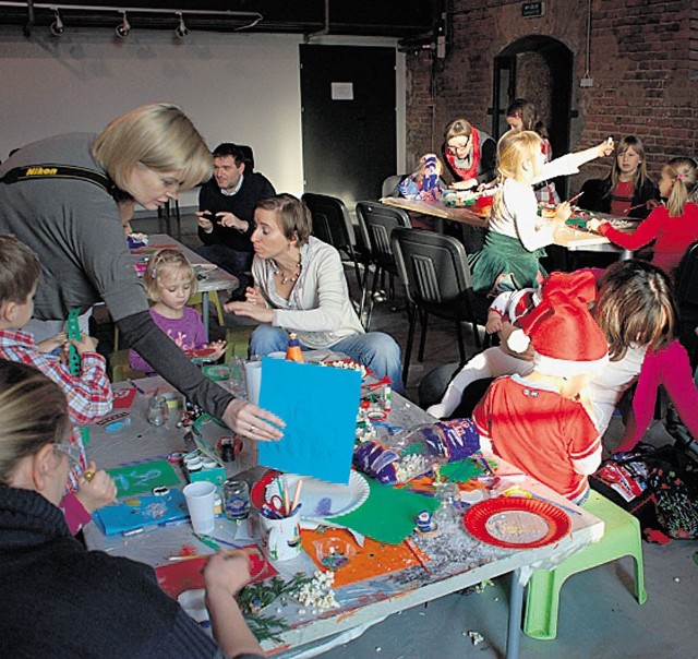 Podczas zajęć w Muzeum Fabryki dzieci nauczą się robić kolorowe łańcuchy i papierowe choinki