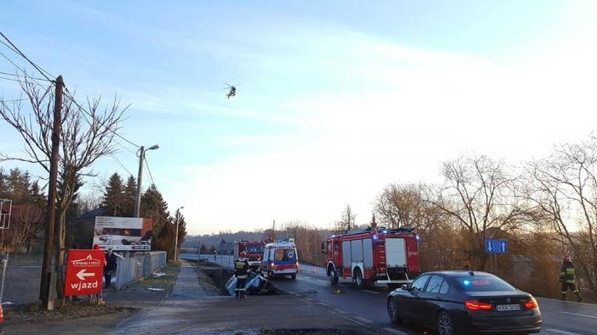 Groźny wypadek na DK7 w Michałowicach. Na ratunek przyleciał helikopter