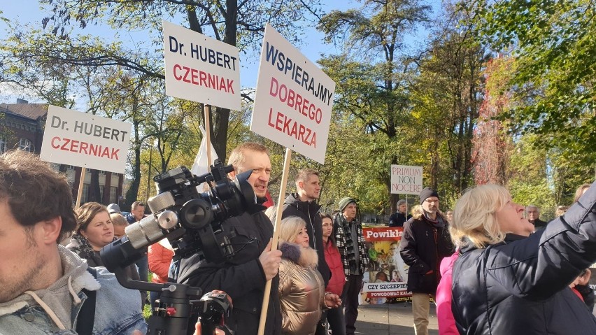 Protest antyszczepionkowców w Łodzi! Przeciwnicy szczepień pod Okręgową Izbą Lekarską. Manifestują w obronie Huberta Czerniaka ZDJĘCIA