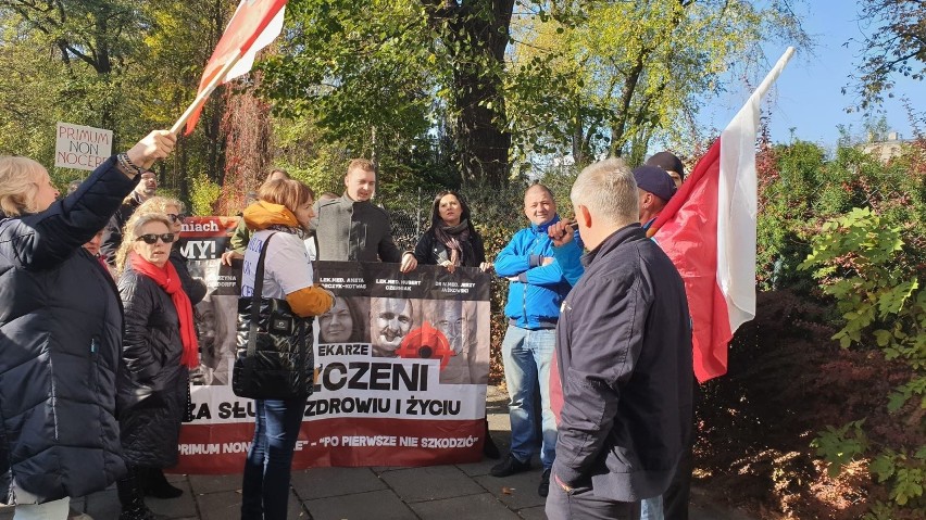 Protest antyszczepionkowców w Łodzi! Przeciwnicy szczepień...
