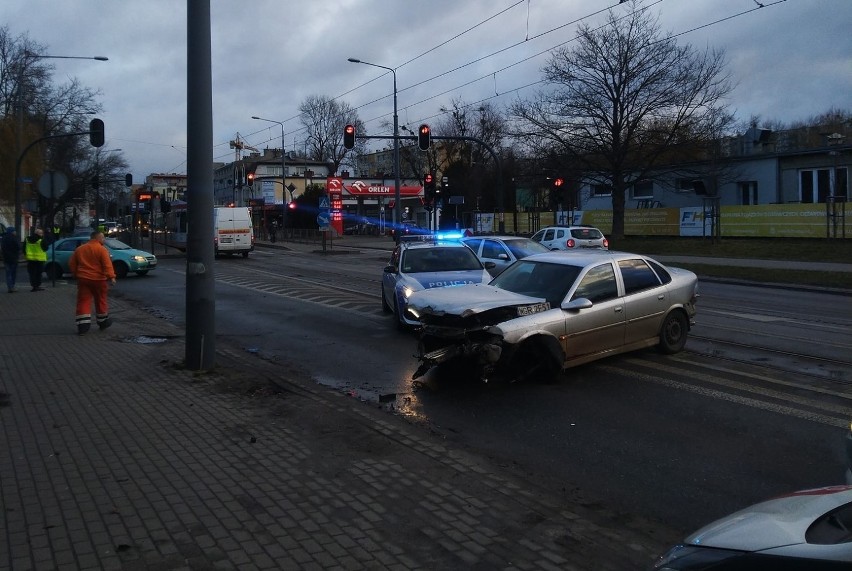 Poranny wypadek na Łagiewnickiej. Samochód uderzył w barierki. Kierowca zostawił auto i uciekł